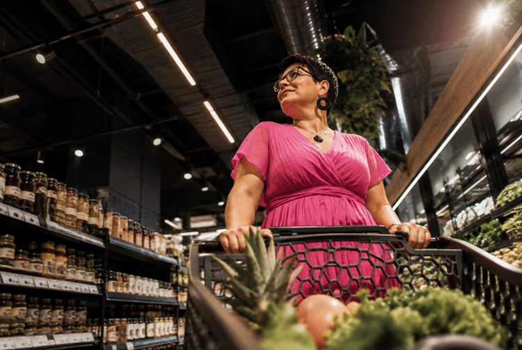Frau an der Supermarktkasse